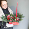 Новогодняя композиция «Огоньки тепла» в красном деревянном ящике
