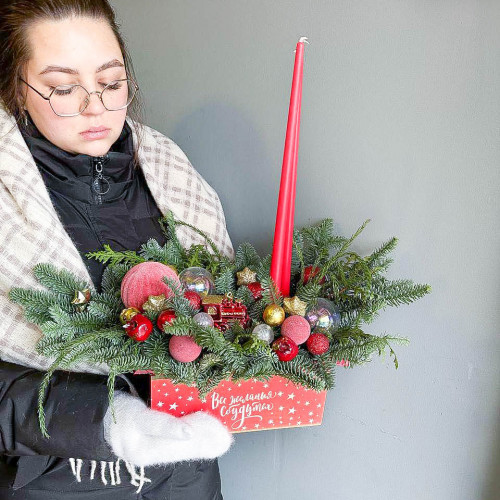 Новогодняя композиция «Огоньки тепла» в красном деревянном ящике