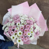 Букет из белой и розовой хризантемы ромашка