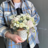 "Ёсла" — скандинавская цветочная композиция в кашпо с пионами и эустомой | Доставка в Раменское и Жуковский
